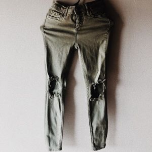 FREE PEOPLE olive busted knee jeans